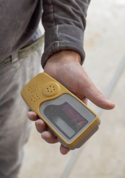 Piano di lavoro in marmo crema, lavabo in ceramica rettangolare bianco moderno, rubinetto cromato, vaso di fiori in bagno alla luce del sole e ombra per la bellezza di lusso, cosmetici, skincare sfondo 3D
